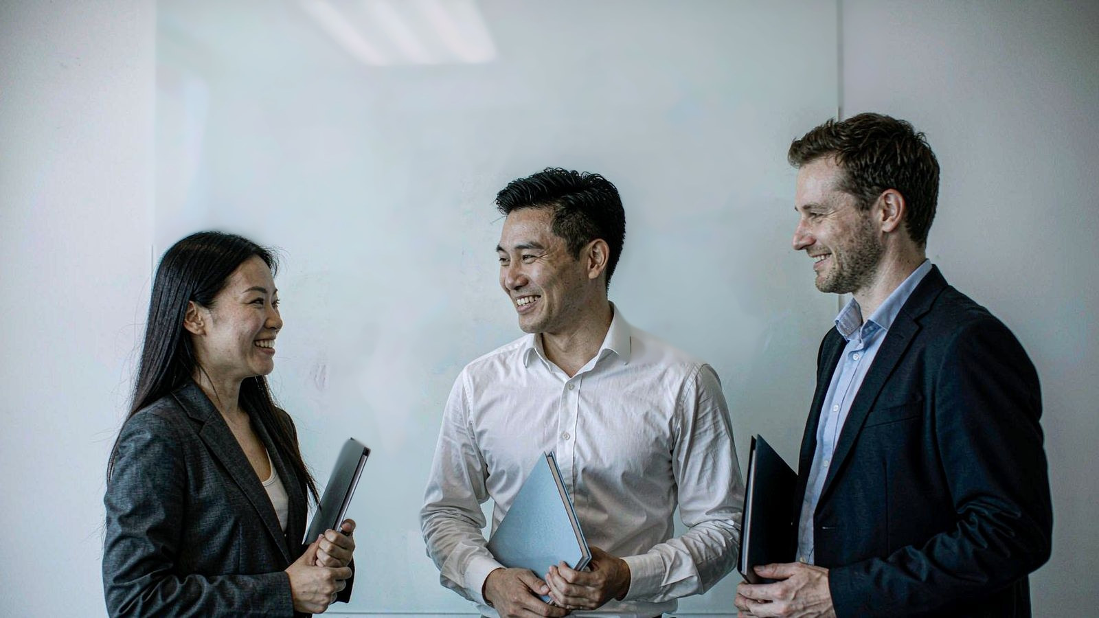 Chinese and international colleagues discussing a going-global plan in a meeting room